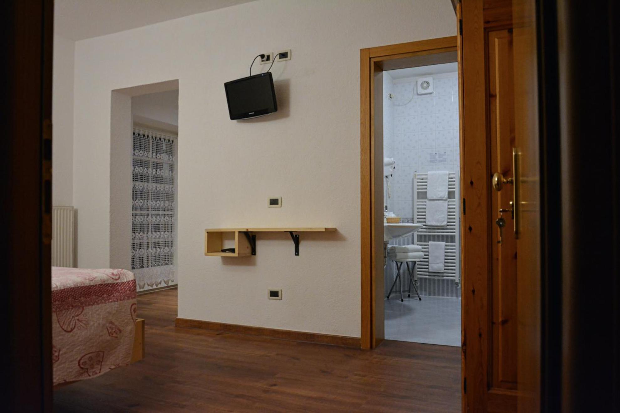 Hotel Nes Crepes Pozza di Fassa Room photo