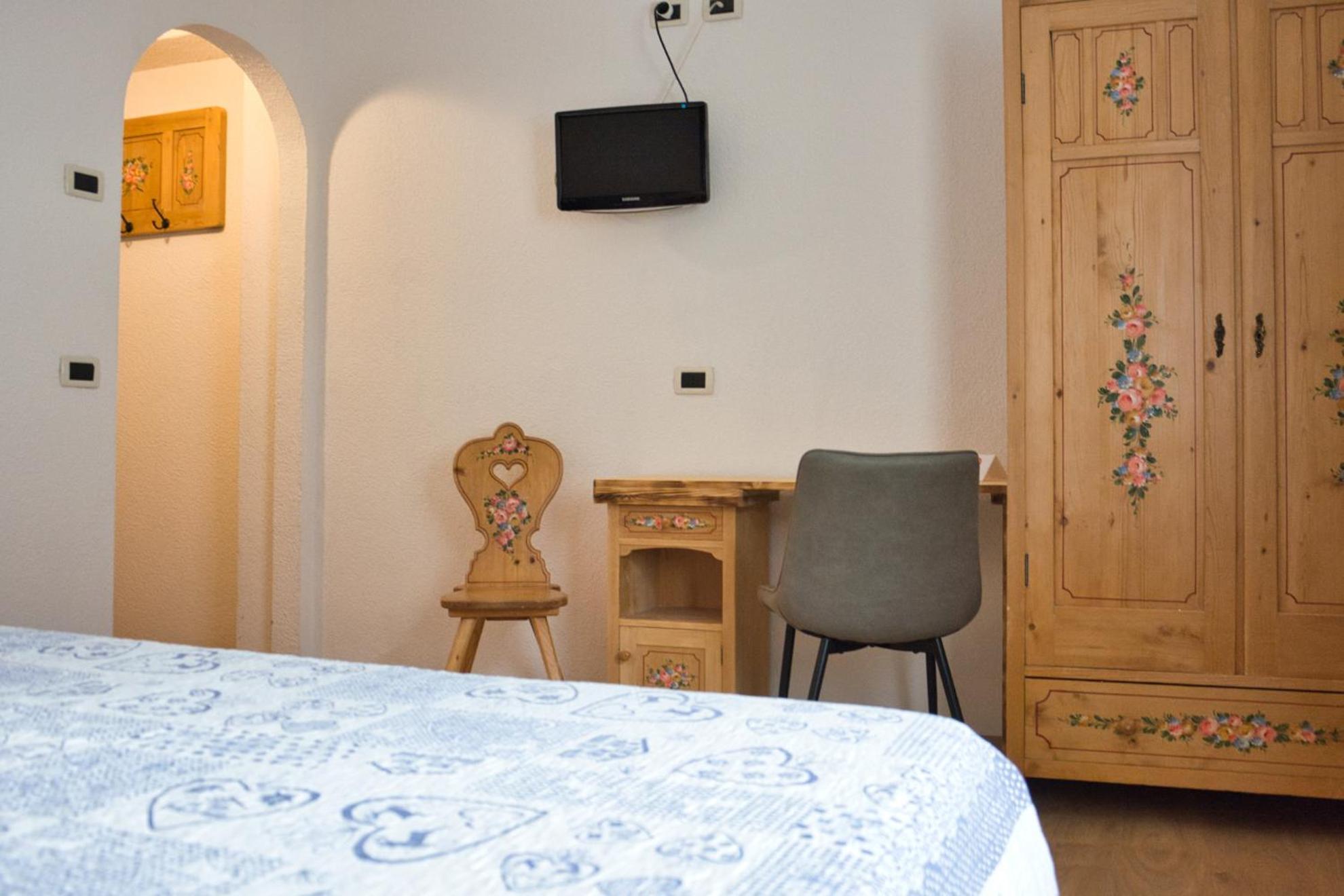 Hotel Nes Crepes Pozza di Fassa Room photo